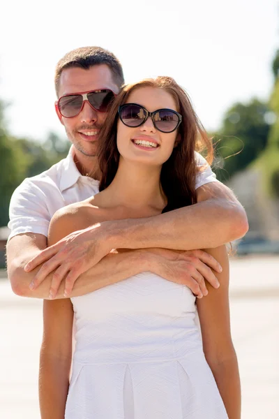 Pareja sonriente en la ciudad — Foto de Stock