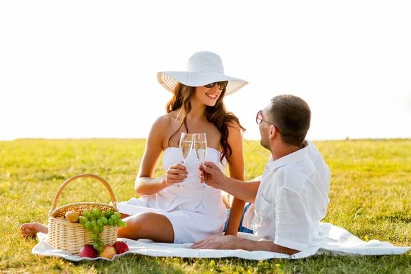 Sorridente coppia bere champagne su picnic — Foto Stock