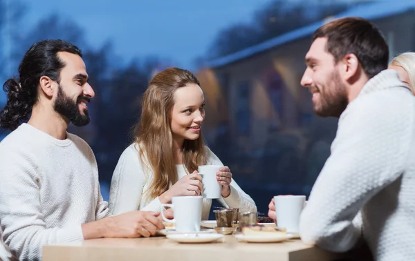 Happy přátelé setkání a pít čaj nebo kávu — Stock fotografie
