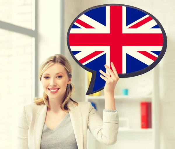 Mujer sonriente con burbuja de texto de bandera británica — Foto de Stock