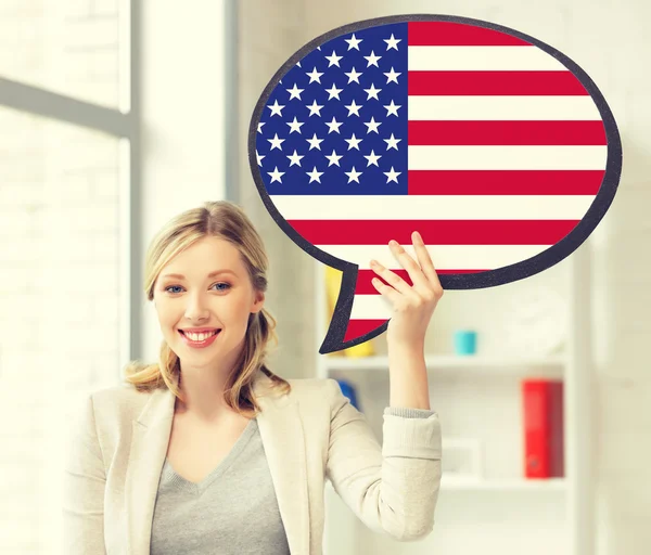 Mujer sonriente con burbuja de texto de la bandera americana — Foto de Stock