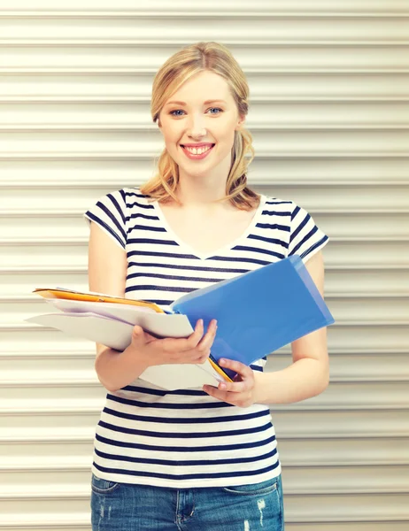 Gelukkig tienermeisje met boeken en mappen — Stockfoto