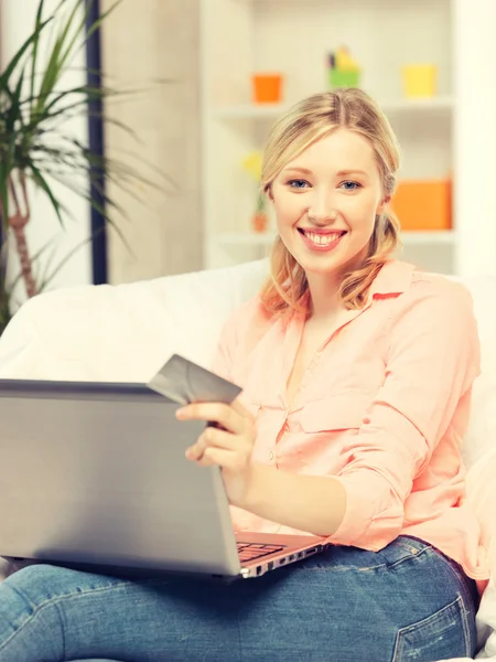 Happy woman with laptop computer and credit card — Stock Photo, Image