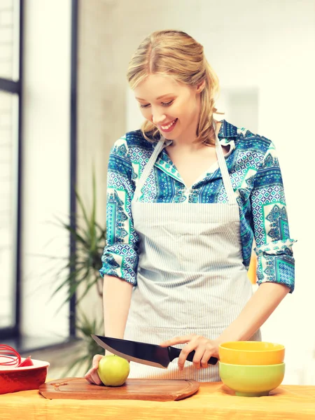 Güzel bir kadın mutfakta — Stok fotoğraf