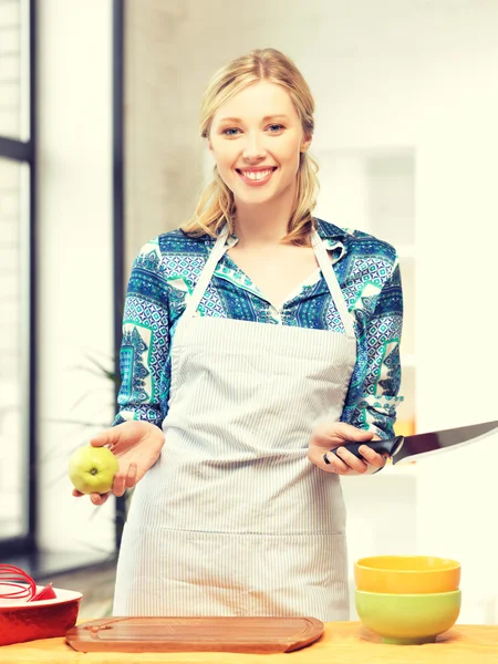 Krásná žena v kuchyni — Stock fotografie