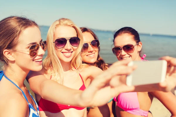 Grupa kobiet uśmiechający się co selfie na plaży — Zdjęcie stockowe