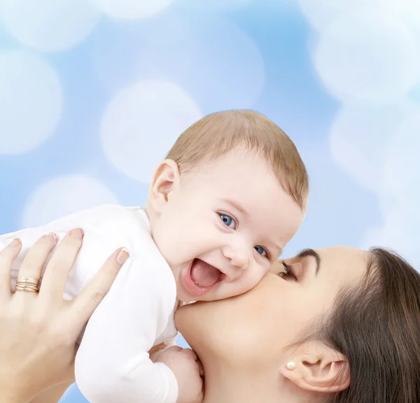 Riendo bebé jugando con la madre —  Fotos de Stock