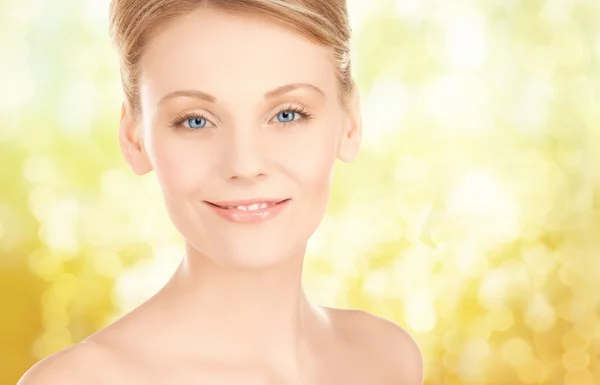 Schöne junge Frau Gesicht über gelbem Hintergrund — Stockfoto