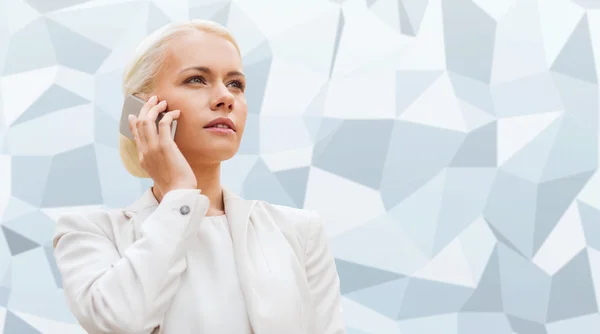 Mujer de negocios seria con teléfono inteligente al aire libre — Foto de Stock