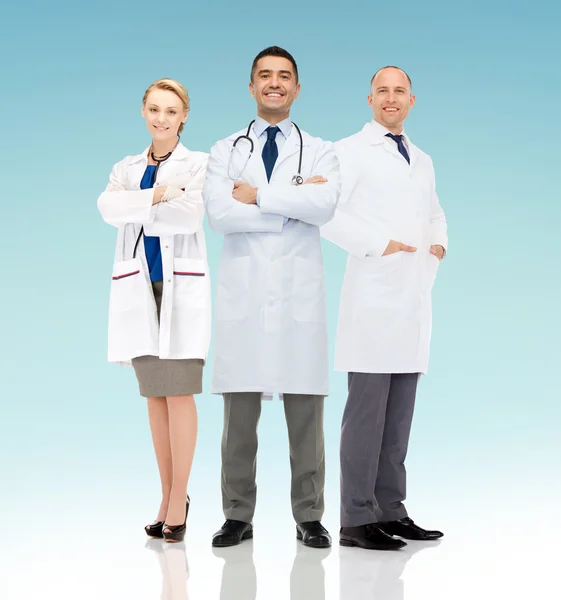 Groep van lachende artsen in witte jassen — Stockfoto
