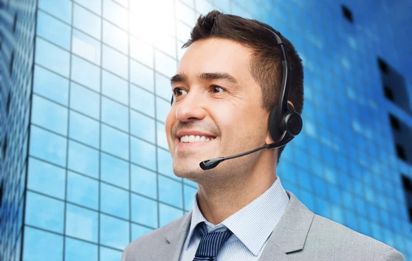 Hombre de negocios sonriente con auriculares — Foto de Stock