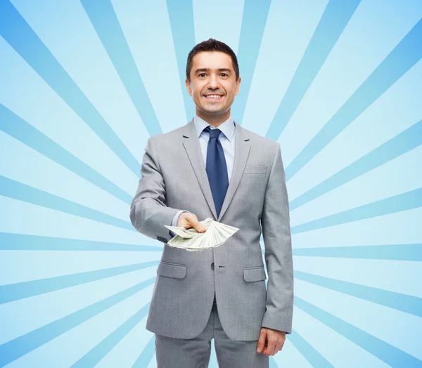 Lächelnder Geschäftsmann mit amerikanischem Dollargeld — Stockfoto