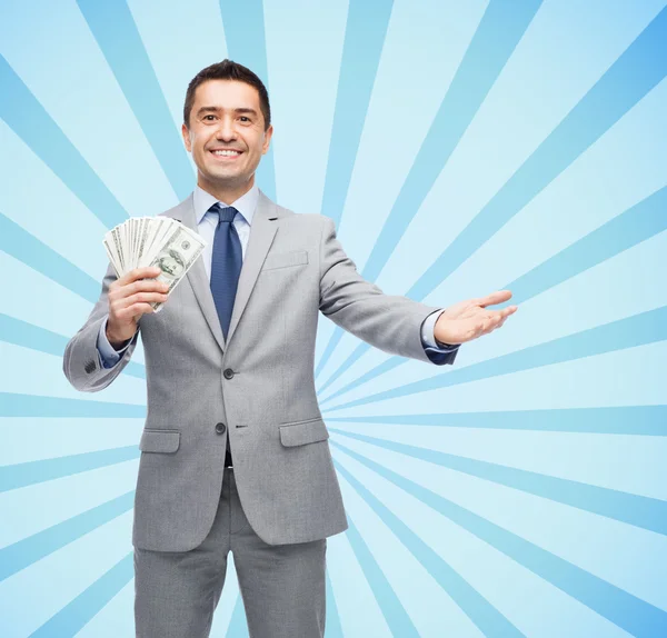 Homem de negócios sorridente com dinheiro do dólar americano — Fotografia de Stock