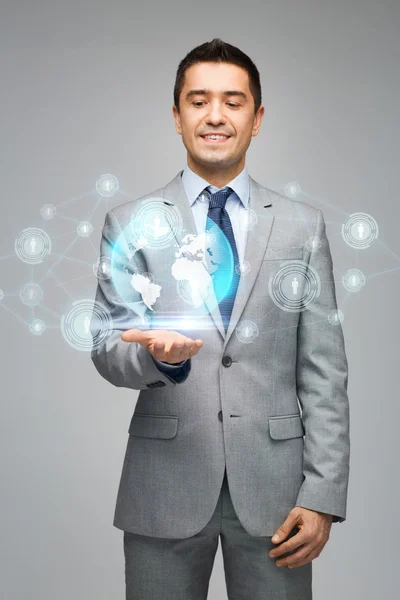Homem de negócios feliz em terno mostrando rede global — Fotografia de Stock