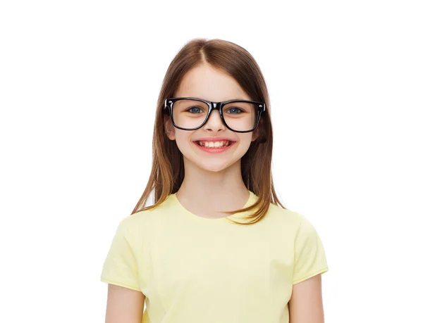 微笑着可爱的小女孩，在黑色的眼镜 — 图库照片