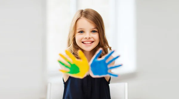 Meisje tonen geschilderd handen — Stockfoto