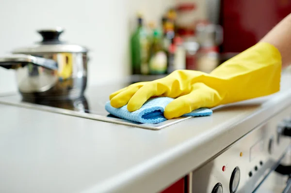 Primer plano de la mujer cocina de limpieza en la cocina casera — Foto de Stock