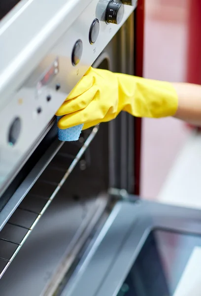 Menutup wanita membersihkan oven di dapur rumah — Stok Foto