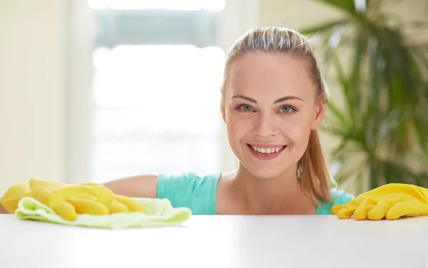 Mujer feliz limpieza mesa en casa cocina — Foto de Stock