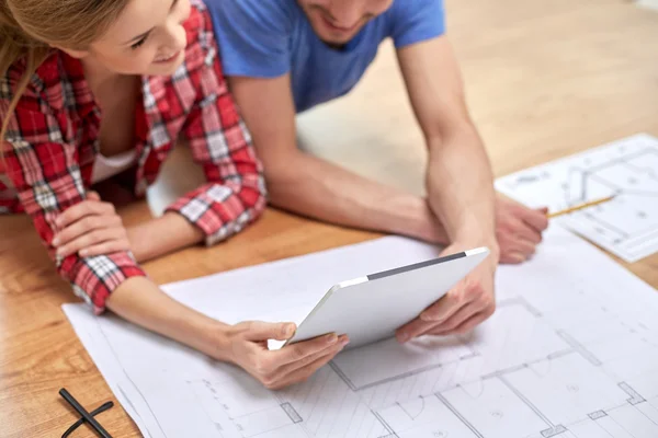 Närbild på par med TabletPC och blueprint — Stockfoto