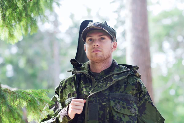 Молодий солдат або мисливець з пістолетом у лісі — стокове фото