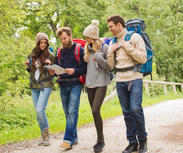 Hiking sırt çantaları ile gülümseyen arkadaş grubu — Stok fotoğraf