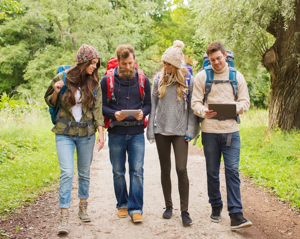 Groupe d'amis avec sacs à dos et tablette pc — Photo