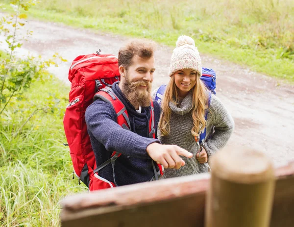 Smiling couple with backpacks hiking — Stock Photo, Image