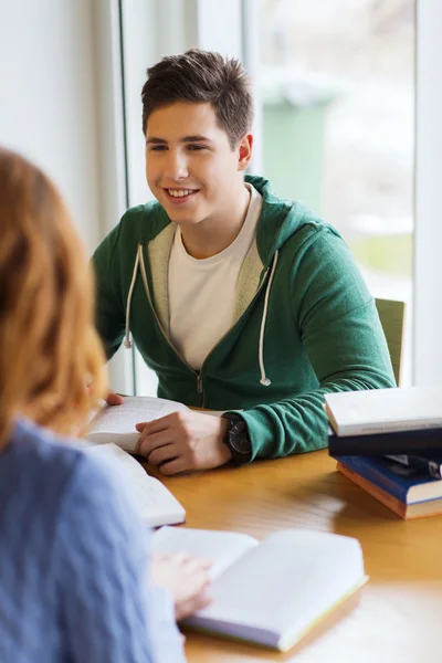 Studenti con libri che si preparano all'esame in biblioteca — Foto Stock