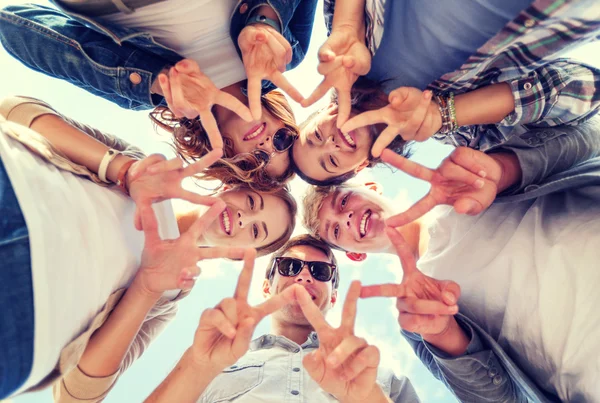 Grupo de adolescentes mostrando dedo cinco — Fotografia de Stock