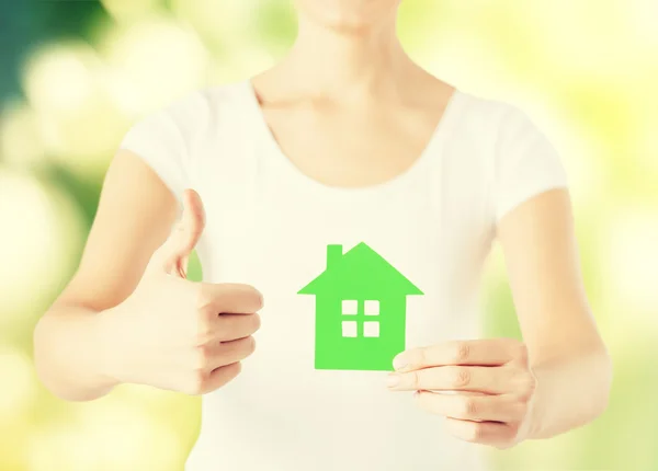 Mulher mãos segurando casa verde — Fotografia de Stock
