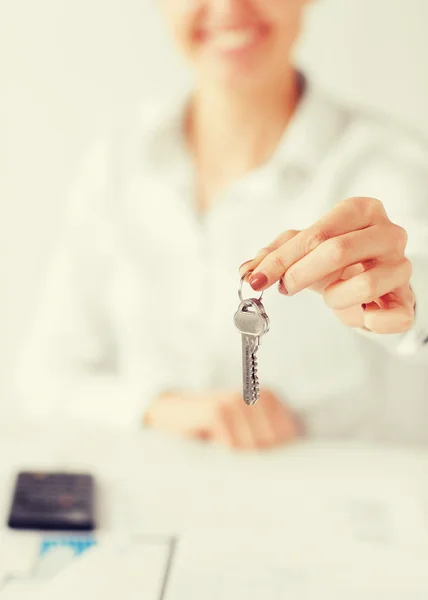 Frau hält Hausschlüssel in der Hand — Stockfoto