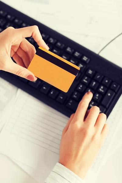 Zakenvrouw met laptop per creditcard — Stockfoto