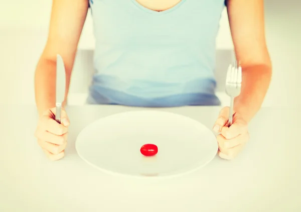 Mulher com placa e um tomate — Fotografia de Stock