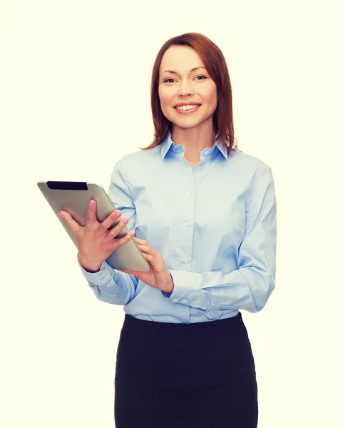 Mujer sonriente mirando tableta pc —  Fotos de Stock