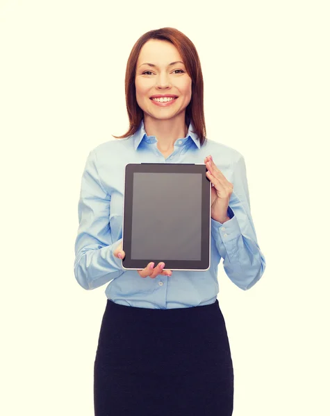 Donna sorridente con schermo del computer tablet vuoto — Foto Stock