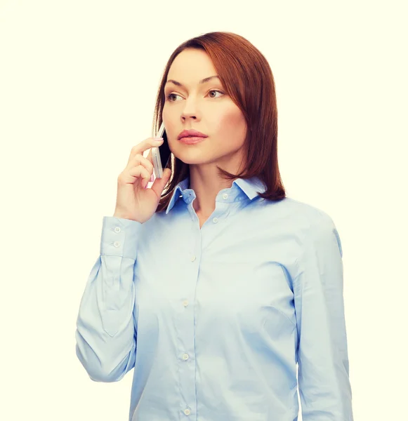 Jonge kalm zakenvrouw met smartphone — Stockfoto