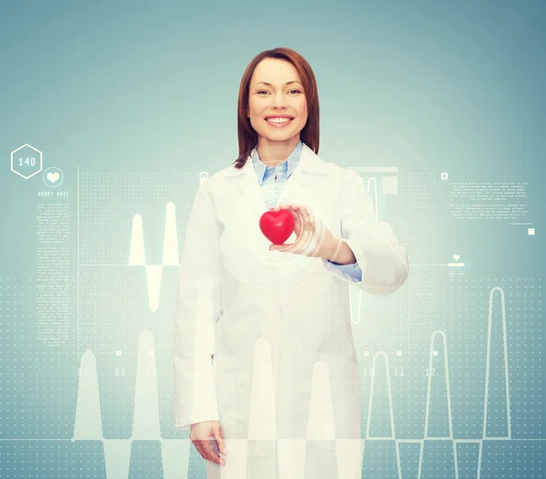 Sonriente médico femenino con corazón — Foto de Stock