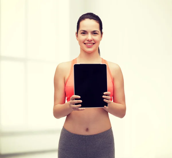 Sportliche Frau mit leerem Bildschirm am Tablet-PC — Stockfoto