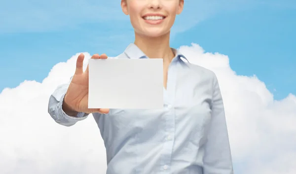 Sonriente mujer de negocios mostrando blanco en blanco tarjeta — Foto de Stock