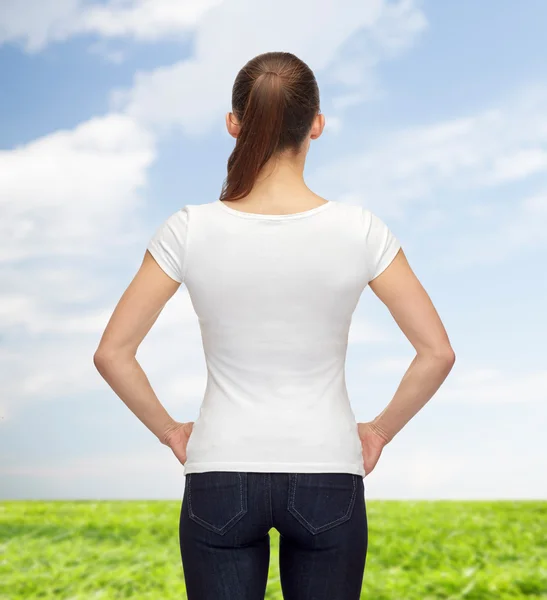 Vrouw in lege witte t-shirt — Stockfoto