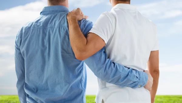 Close up de feliz masculino gay casal abraçando — Fotografia de Stock