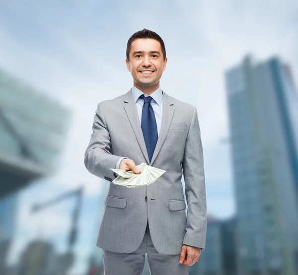 Sonriente hombre de negocios con dinero del dólar americano — Foto de Stock