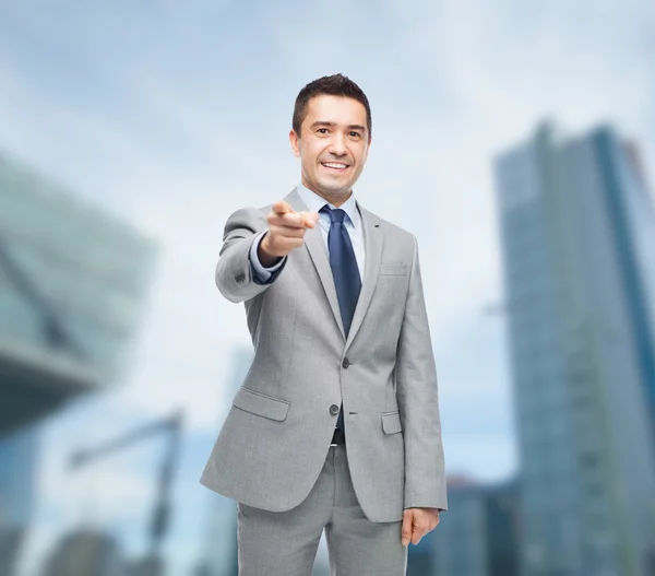 Glücklich lächelnder Geschäftsmann im Anzug zeigt auf dich — Stockfoto