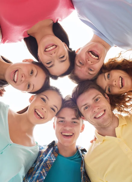 Grupa nastolatków uśmiechający się — Zdjęcie stockowe