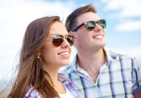 Lächelnde Teenager mit Sonnenbrille amüsieren sich draußen — Stockfoto