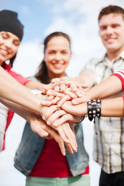 Jugendliche geben sich im Freien die Klinke in die Hand — Stockfoto