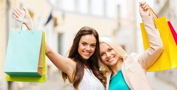 Chicas con bolsas de compras en ctiy — Foto de Stock