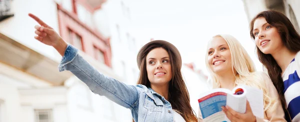 Beautiful girls looking for direction in the city — Stock Photo, Image