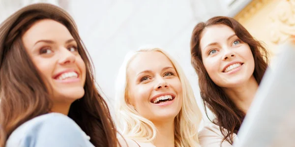 Hermosas chicas mirando en el mapa turístico de la ciudad —  Fotos de Stock